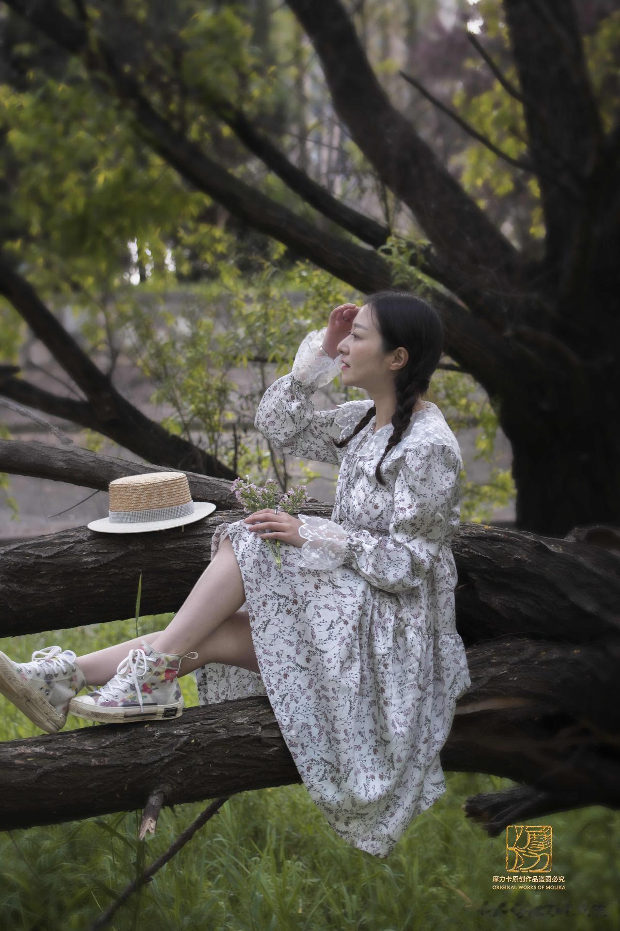 林间微风漫过枝桠，麻花辫缀着春日温柔。碎花长裙裹住松弛时光，草帽与书本藏着不慌不