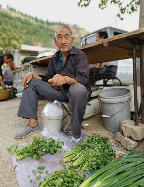 不能摆摊私自卖菜了？新规来了！从2026年2月3日起，农民卖蔬菜、水果、茶鲜叶、