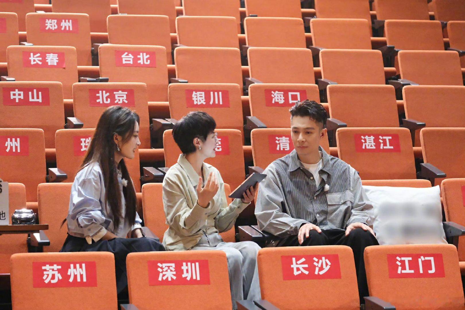 舞台大小从不是衡量诚意的标准，哪怕台下只有一人，周柏豪依旧以最饱满的状态开唱，用