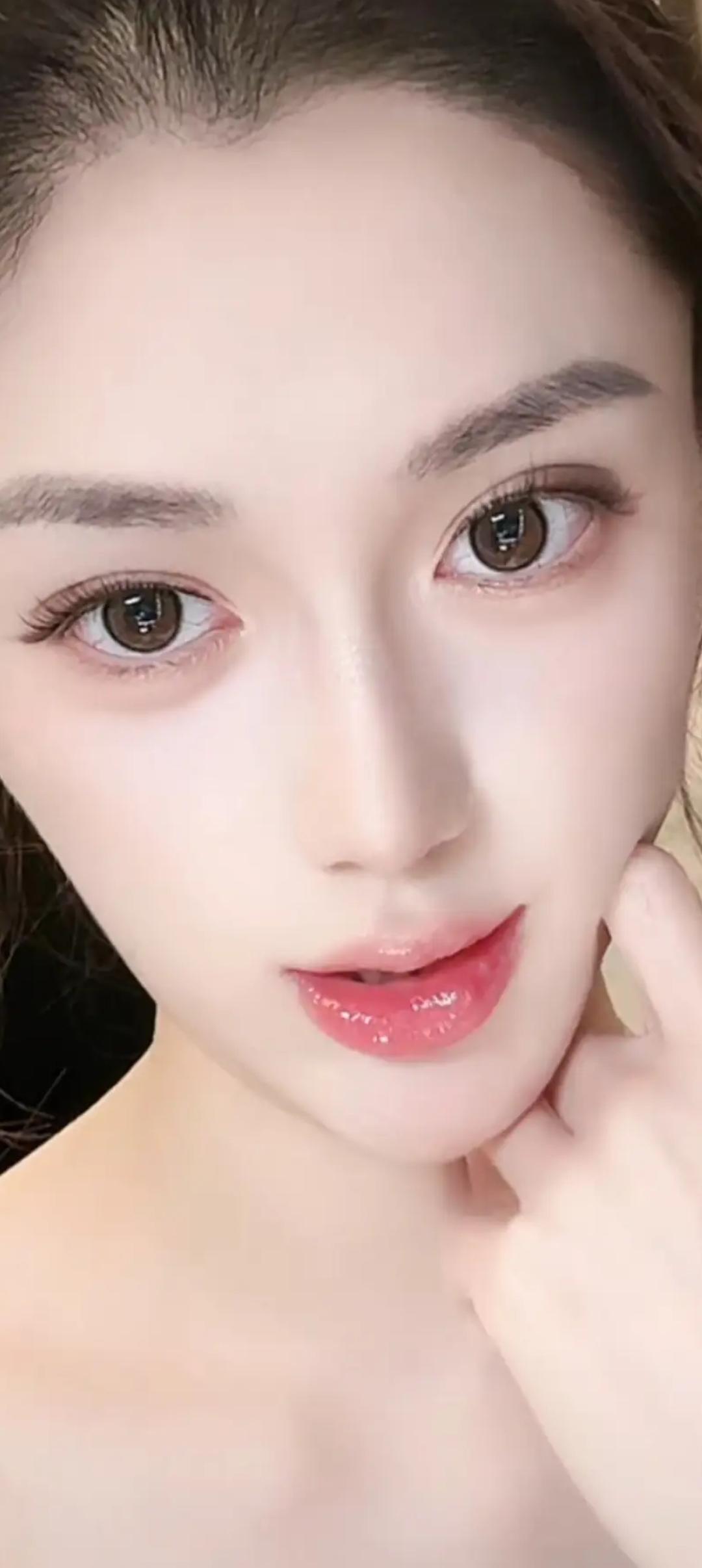 这姑娘的妆容好精致啊！