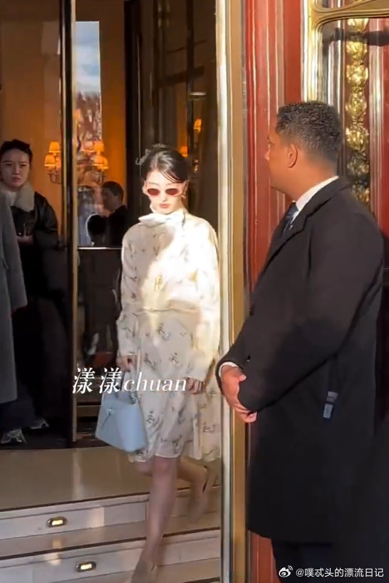 王楚然平底鞋王楚然时装周穿平底鞋王楚然穿平底鞋走时装周，反而更凸显她的清冷气质，