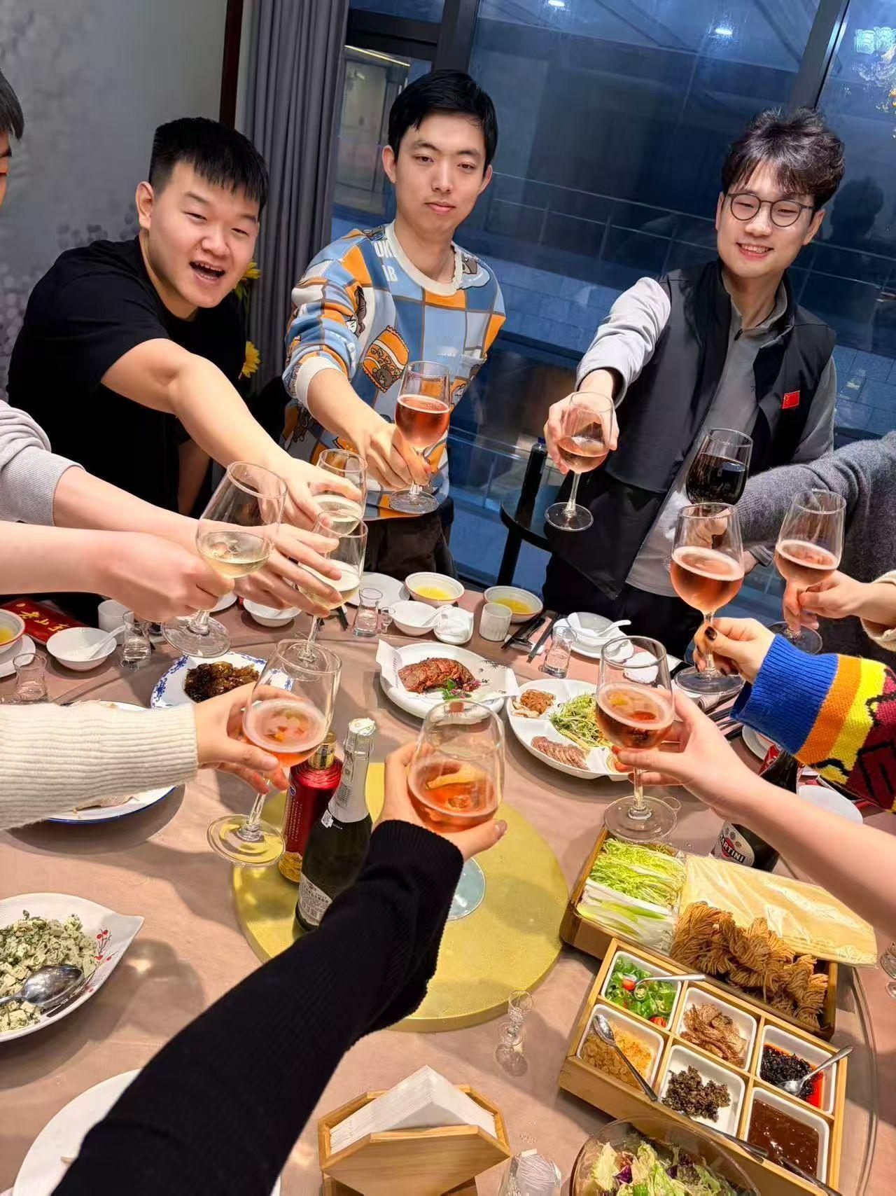 又是一年，大家都辛苦啦吃好喝好，快乐收尾，下一年我们继续康复同行