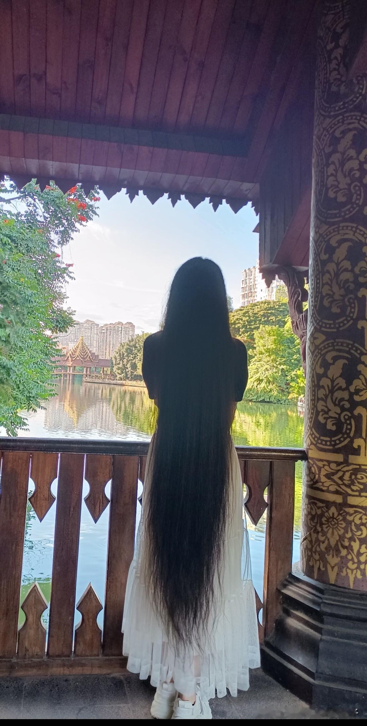 长亭外，古道边，芳草碧连天。