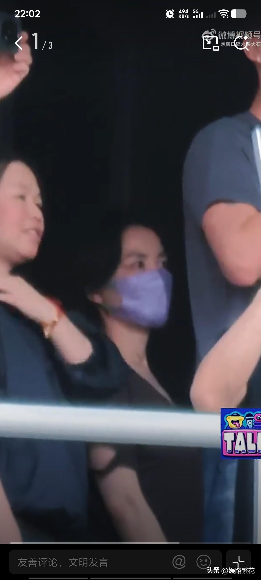6月27日，王菲低调现身谢霆锋西安演唱会现场。她完全卸下了平日高冷气场，化身忠实