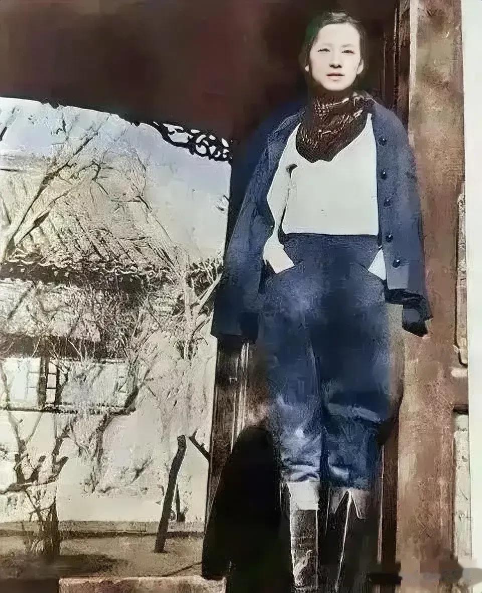 1935年，林微因在北平家门口的照片。

在中国的旧社会，林微因能把自己打扮成这