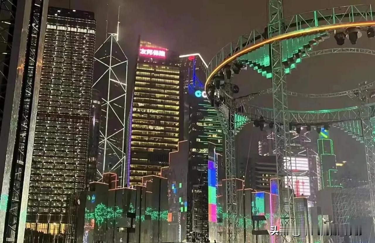 华晨宇香港演唱会，舞美和中环香港高楼浑然一体，什么水平？