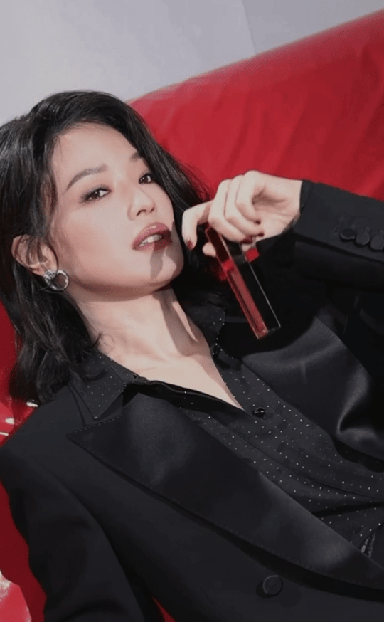 舒淇 昨晚活动造型，一身黑色西服套装，性感摩登女郎气场，在明暗交织的镜头里，危险