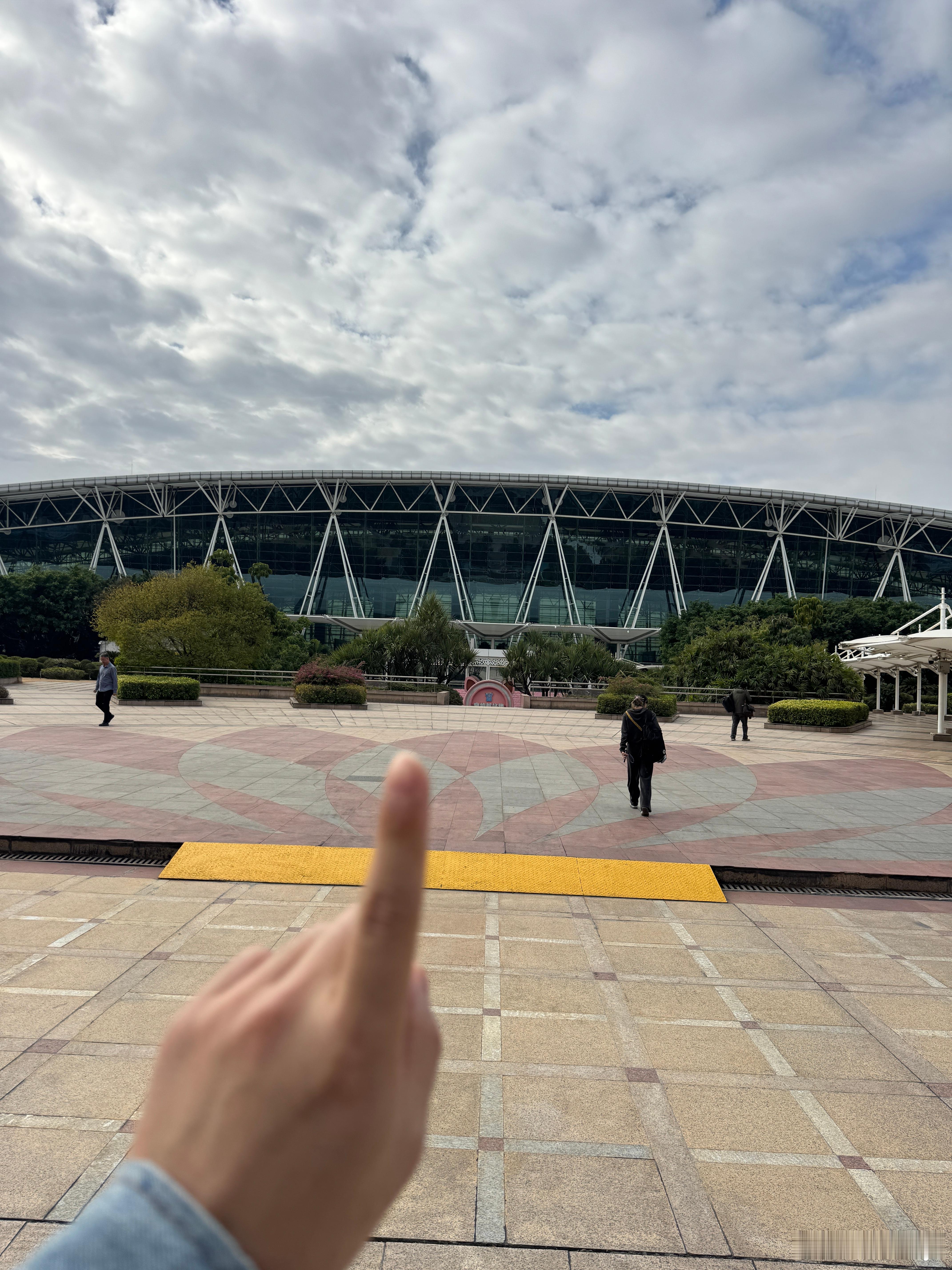 又住机场酒店了，这次稍微远点，走过去安检5分钟，上次3分钟 