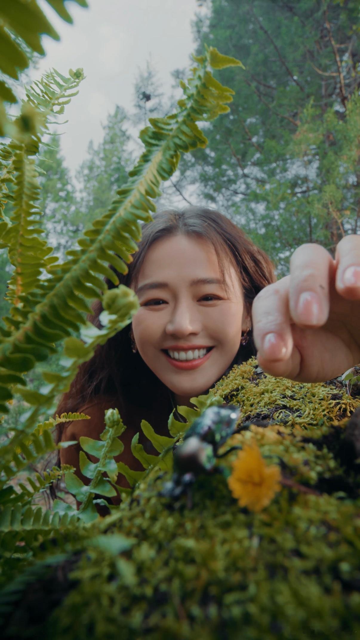 马思纯云南体验簪花谁懂马思纯的云南簪花造型的绝美程度，看见这样的氛围感也是非常圈