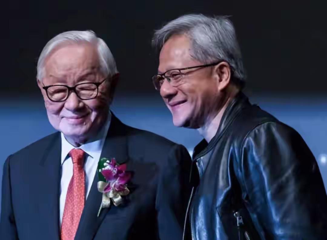 这是英伟达老总黄仁勋拜访“半导体教父”张忠谋时的照片。两个多年的“黄金搭档”，但