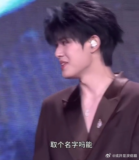 张极说希望大家能一直喜欢我 被张极的真心话戳到了，给14岁写真起名到时说爱我，希