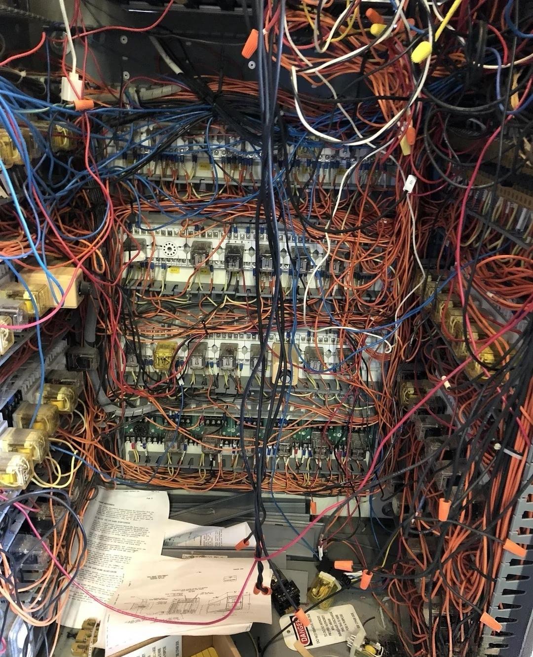 这个没白嫖吧！就是让面试的电工把这混乱的线按图纸给我整理好，然后把程序弄出来保证