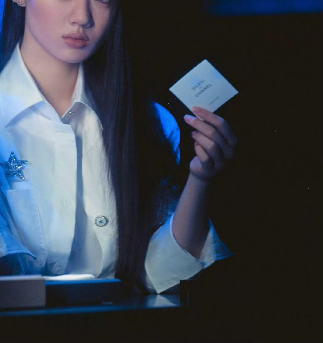 我家长发帅t每次遇到香奈儿都帅炸了啊，这套每一张每一个动作都在勾引，单依纯就应该