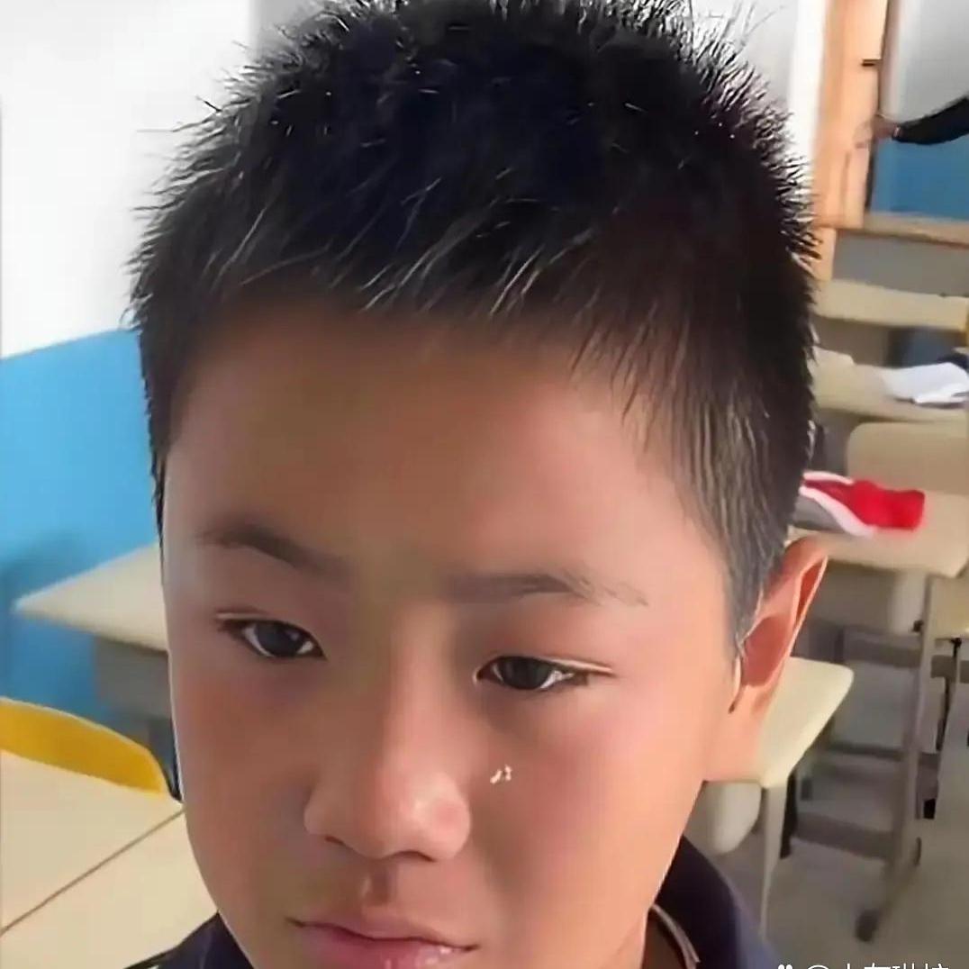 一句话点醒“老大难”学生！
 
长沙一名初二男生以前特别调皮，上课走神、讲话、不