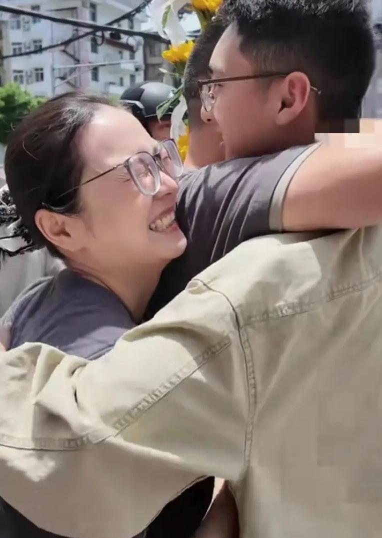 破防了！四川广元，高考最后一天，所有考生都在奔赴一场圆满的收官。一名男生冲出考场