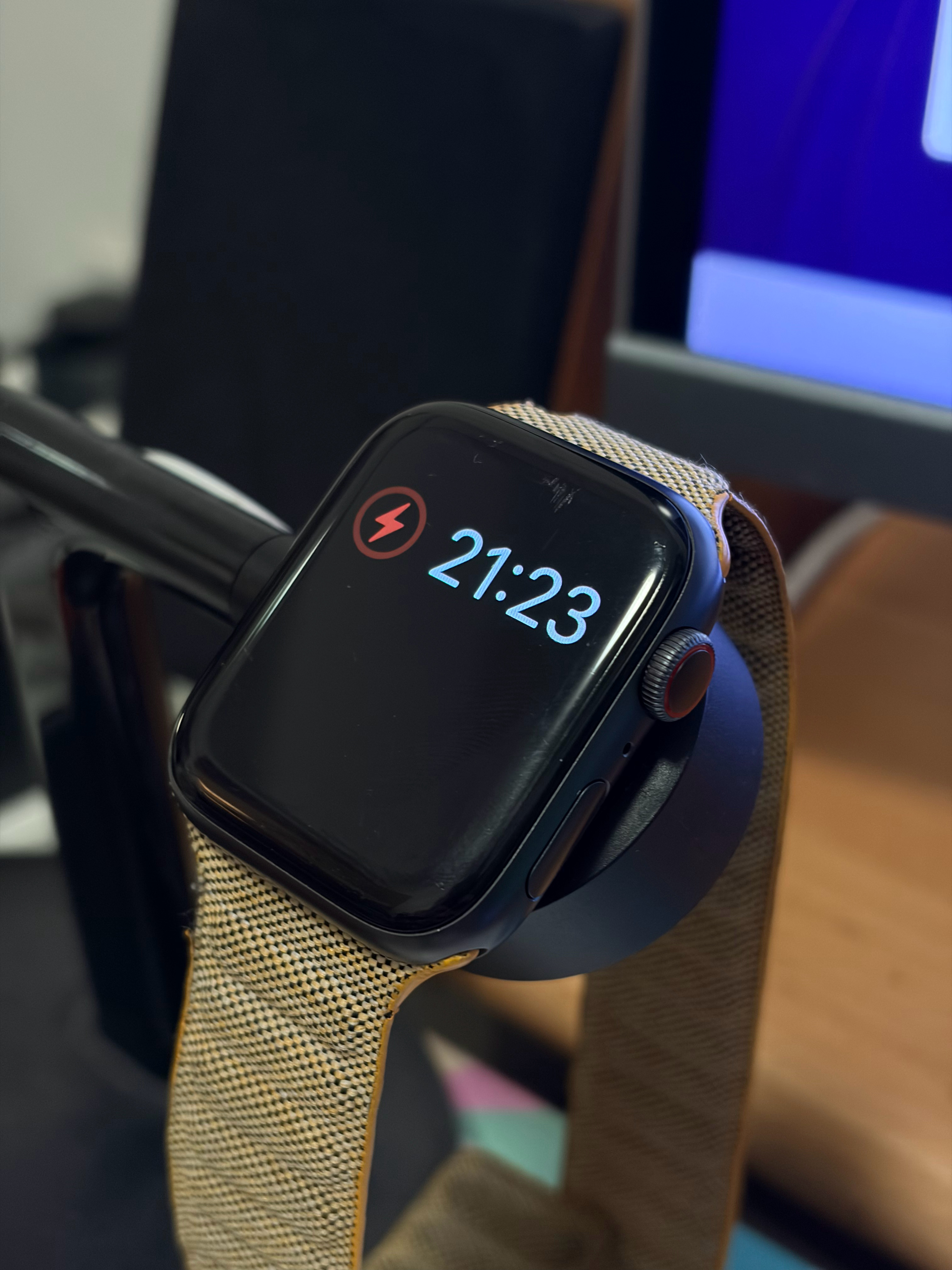 手表应该是电池老化了，最后 20% 电库库掉 