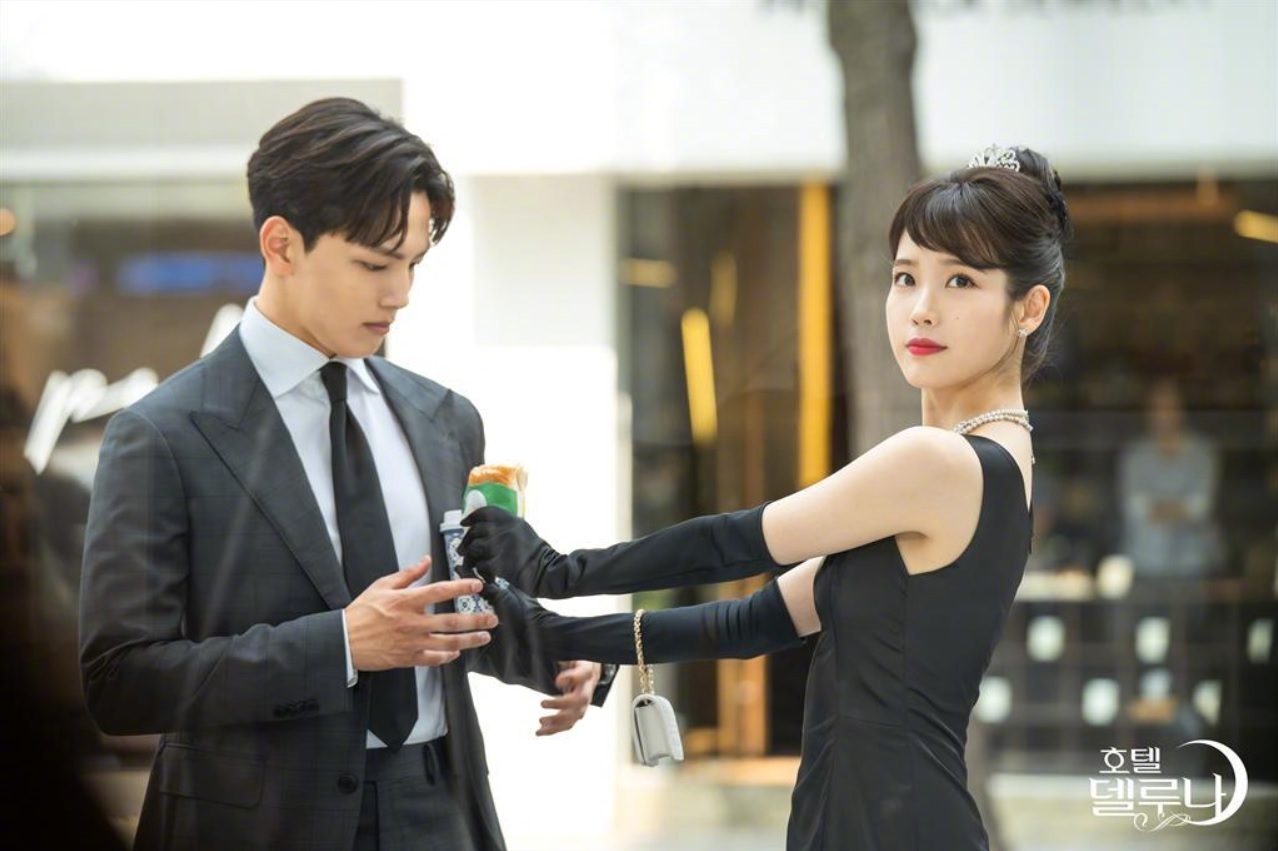 韩剧回顾 德鲁纳酒店 首播7周年主演：IU、吕珍九、申正根、裴海善、表志勋、康美