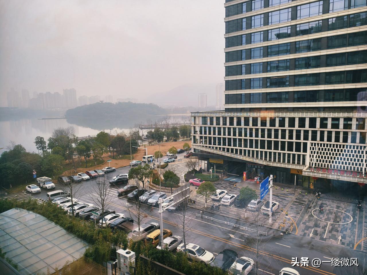 我震惊了，初中生一年的学费还要交四千，我印象中不是九年义务教育免学费的吗？
今天