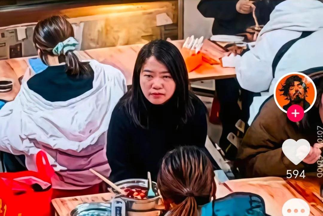 这两勺螺蛳粉汤倒出去，也算是把自个儿的前途彻底“倒”没了。
真的想不通，怎么会有