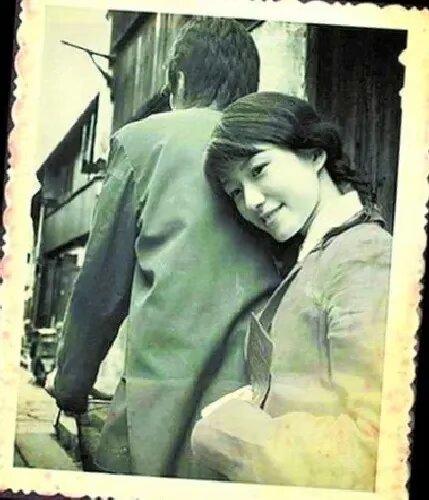 七十年代坐男朋友自行车的幸福是现在女人体会不到的！