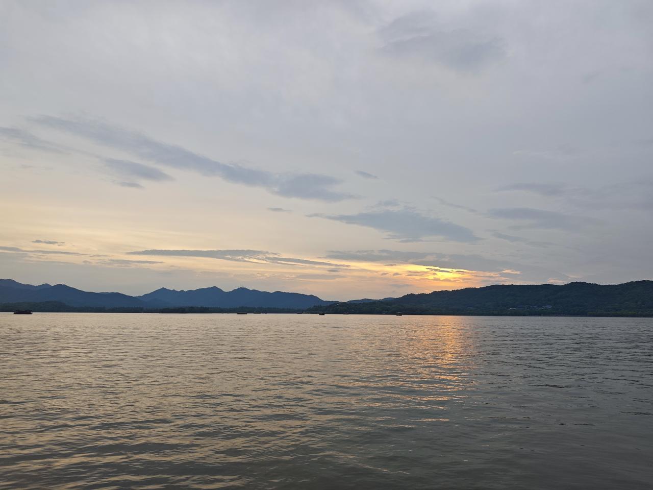 我家每年开空调的时候不会太久，杭州的天气基本都是冬天和夏天时间长，春秋季时间短。