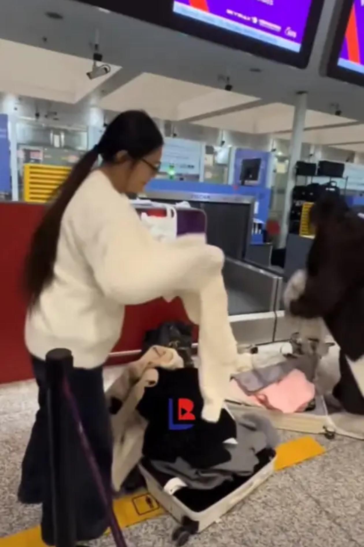 两个女孩坐廉价航空，行李箱28公斤，地勤说超了要补500多块托运费，俩人站那儿商