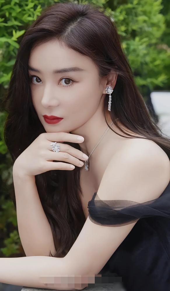 有时候一个人糊，真不是没道理的。
 
就说袁姗姗那件事，简直是教科书级别的案例。