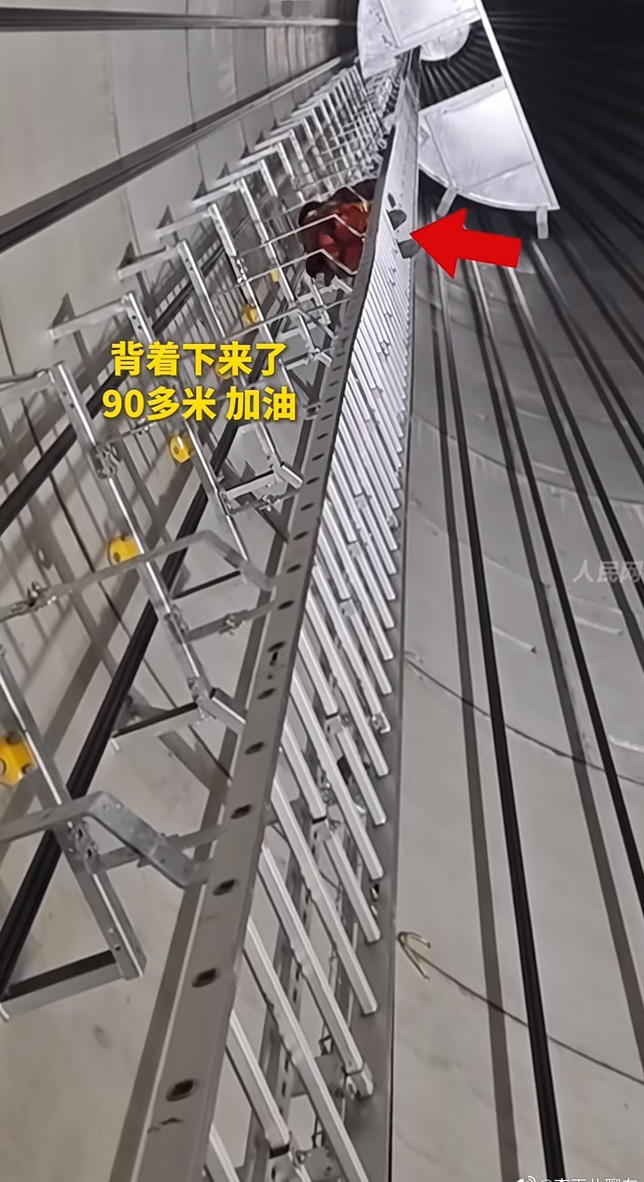 真的看破防了。
救人时跟超人一样，结束后手抖到停不下来。
他们也是普通人，只是替