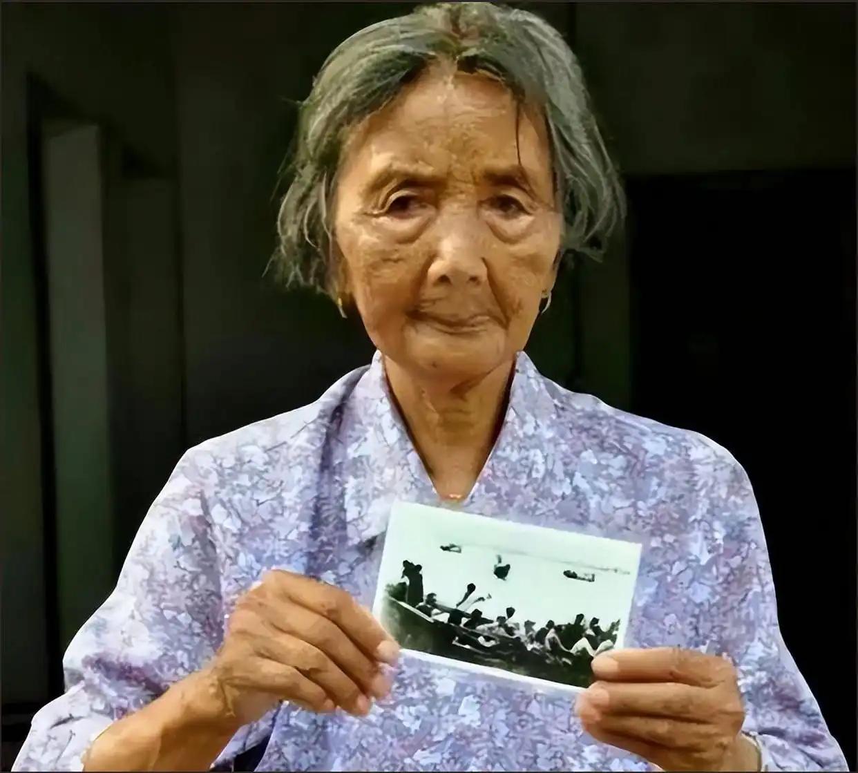 1949年，19岁的姑娘颜红英，摇着小木船运送24名解放军战士横渡长江。激战中，