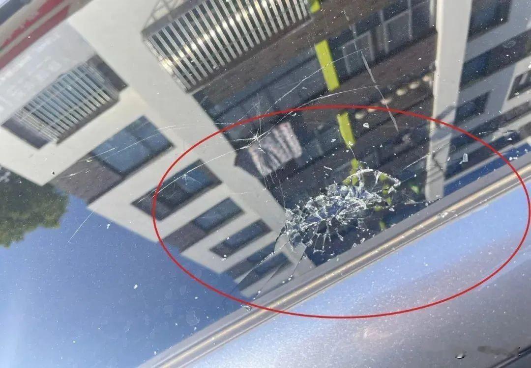 闯大祸了！上海松江一男子午睡时，家中的壁挂空调扇突然掉落，他被吵醒后“起床气”大