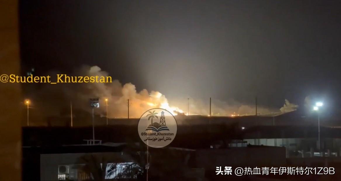 今晚，一套伊朗地对空导弹系统在被美国空袭击中后起火燃烧，地点位于伊朗南部胡齐斯坦