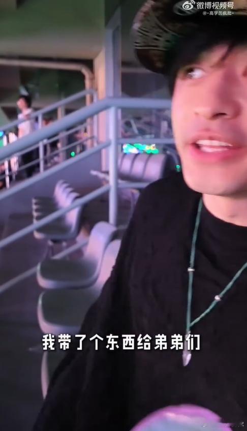 刘旸各种品鉴top演唱会刘旸沉浸式品鉴top演唱会，怀揣好奇心挖掘现场的各类细节