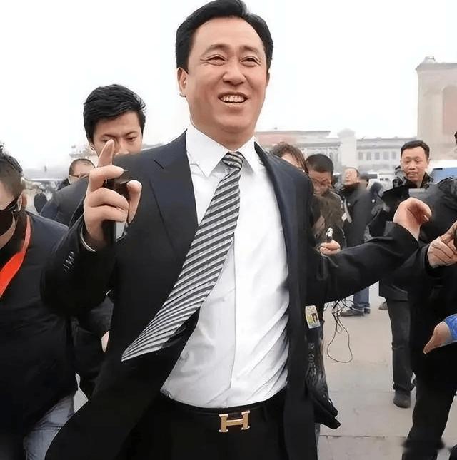 奇观：许家印赔了夫人又折儿，爷三一块坐牢。许家印今日被判无期，连甄立涛、甄立涛、