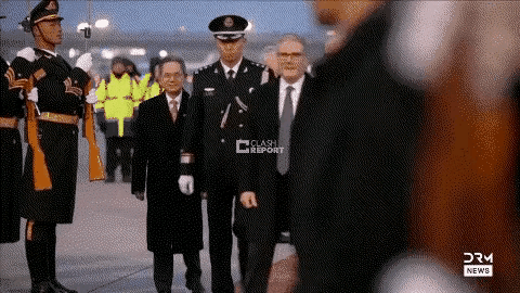 英国首相斯塔默这是咋了？是怕我们让他们限期归还我们的国宝吗？
看到我们的卫兵，路