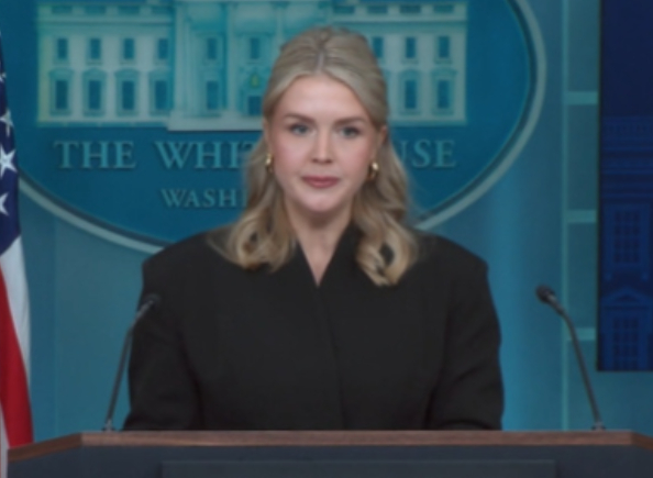 12月11日，记者频频提问歼15锁定F15，白宫发言人一句话令日本很不爽！在当天