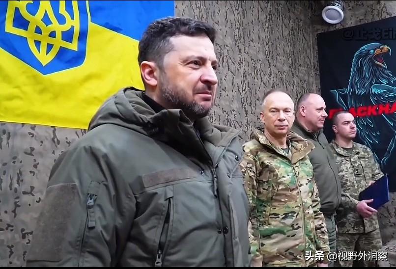 泽连斯基又到前线去了，还跑到顿涅斯克，在广场上玩手机，在前沿阵地现场颁奖，鼓舞士