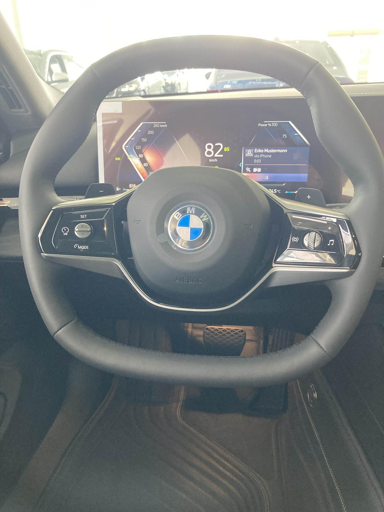 今天开了宝马5系上了趟高速，说说感受

1，完全没有开大车的感觉，变道转弯的时候