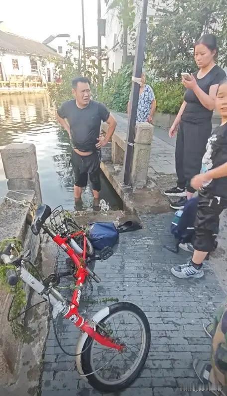 寒心了！9.10日，黑衣大哥，跳进河里勇救落水男孩，上岸后发现手机浸水，家长却不