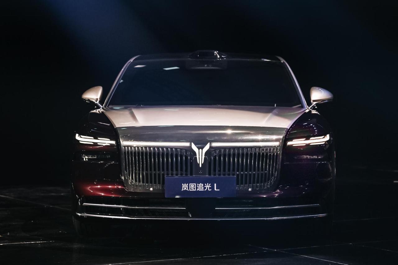 岚图泰山的亮相，正式宣告由岚图泰山、岚图追光L、岚图梦想家组成的“三旗舰”矩阵集