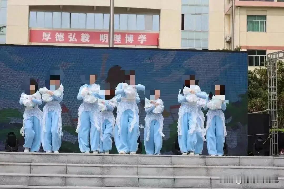 丹凤县初级中学部分家长的骚操作，惊呆了我。校园活动演出网店后给自家娃买的表演服退