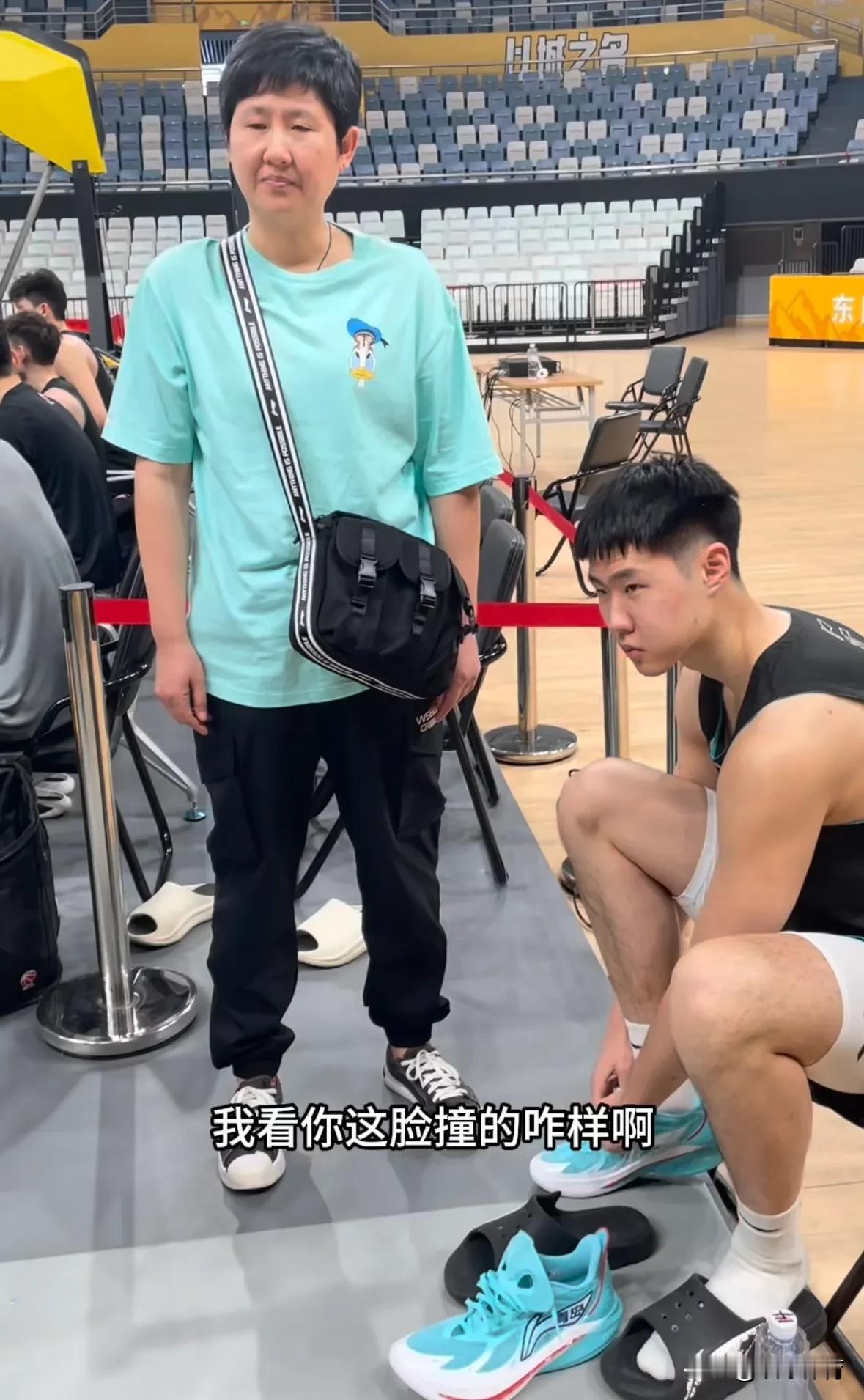 3月31日晚，青岛男篮将客场对阵浙江广厦男篮，这也是嘉仁嘉义兄弟的再次场上对决。