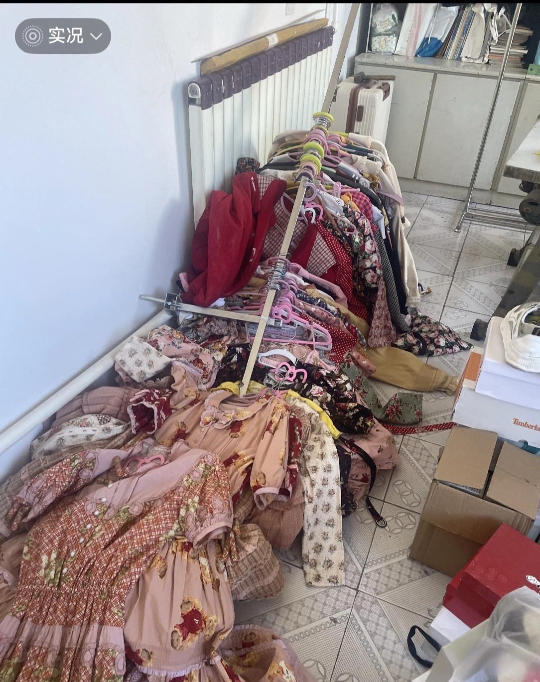 公公婆婆收拾衣服把衣架都压塌了