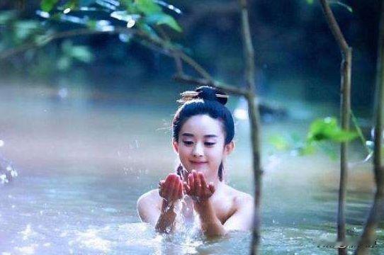 古代女性一般多久洗一次澡？

都说那时候想知道一个女人是不是贵族，看的不是穿衣，