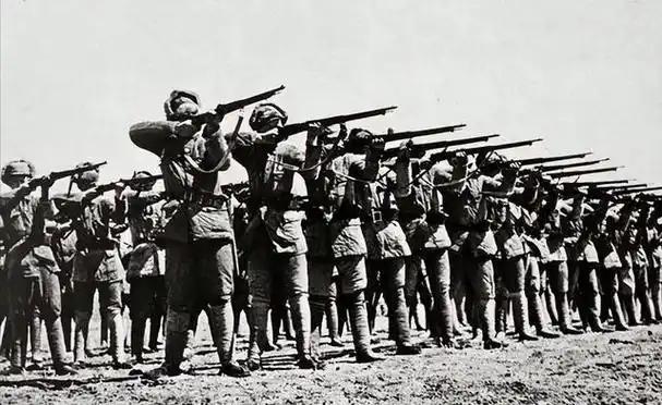 1945年，八路军、新四军约十余万人进入东北地区。9月7日，苏联驻沈部队近卫军第