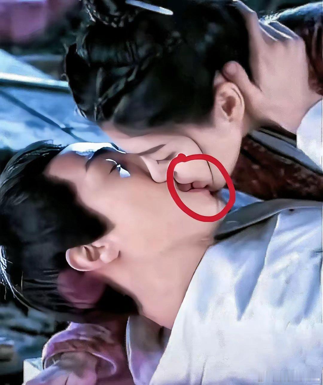 杨颖和钟汉良在《孤芳不自赏》中的舌吻戏狂热奔放，欲罢不能，禁不住让人脸红心跳，呼