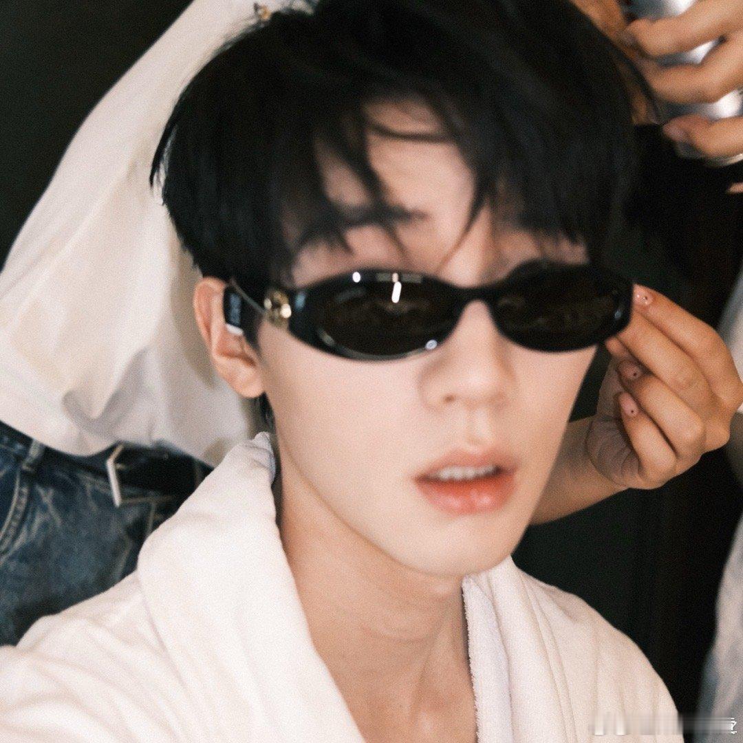 #周翊然这几步走到我心里了# 咱就是说以后机场就是周翊然的主场了，这次完全是ho