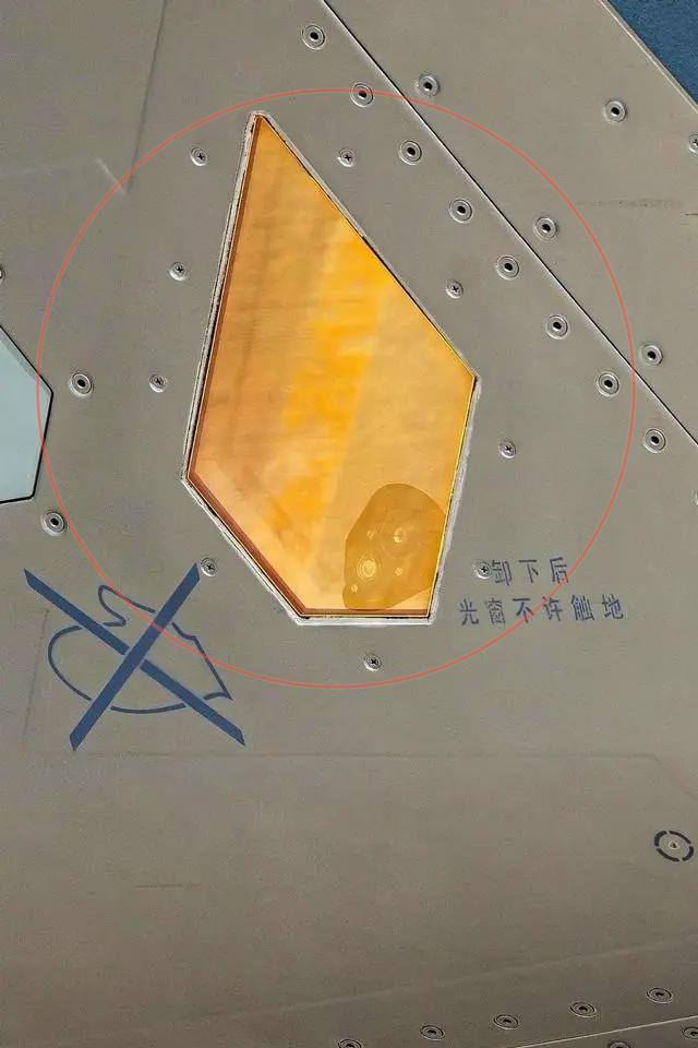 歼20浑身是宝，美弟看了也造不出来！看这块玻璃透光率99.7％，而且硬度贼高，1