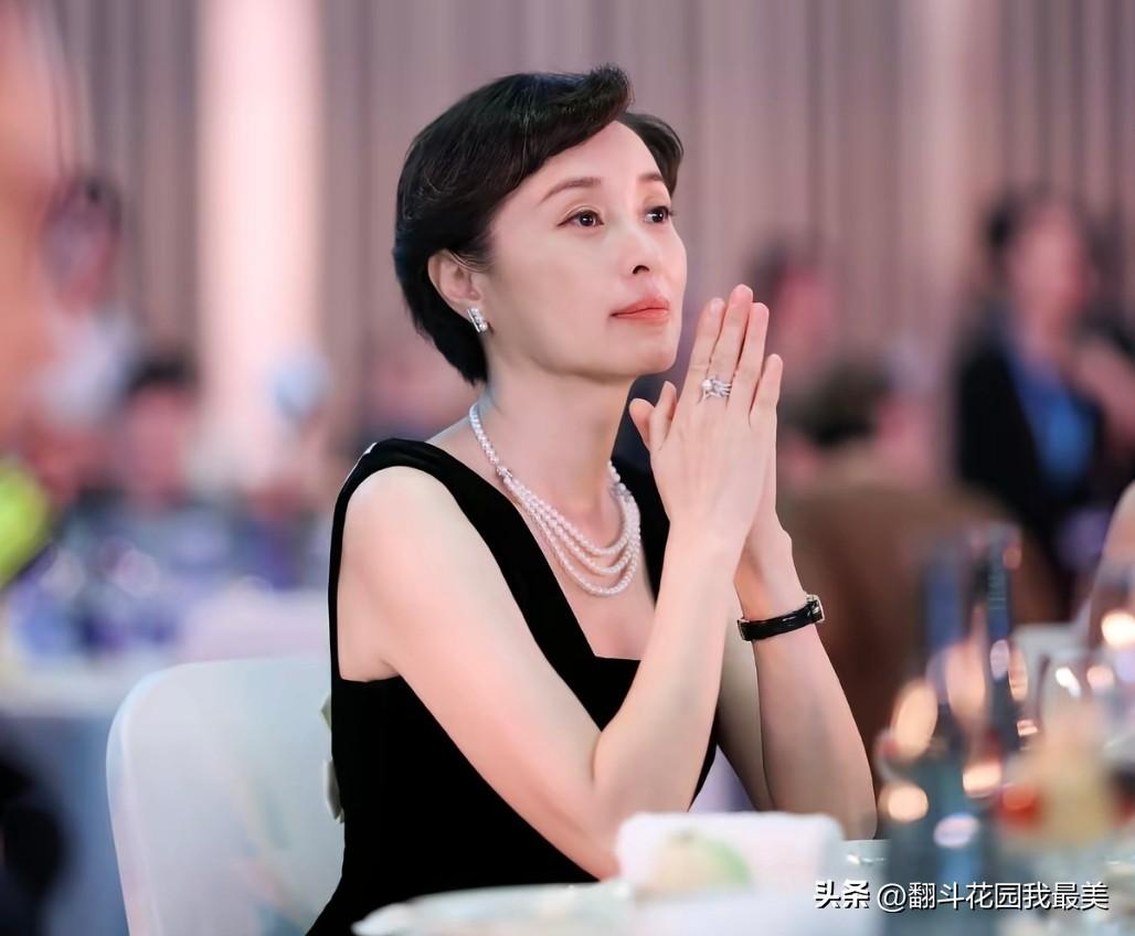 看了这次的白玉兰晚宴，

最中间的C位，

不是孙俪，不是杨幂，不是杨紫，竟然是
