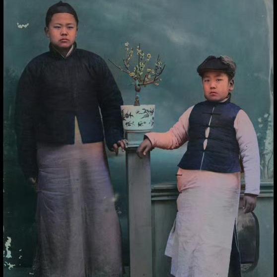 1913年，未来的北大代理校长傅斯年与弟弟傅斯严留下一张罕见合影。彼时傅斯年尚未