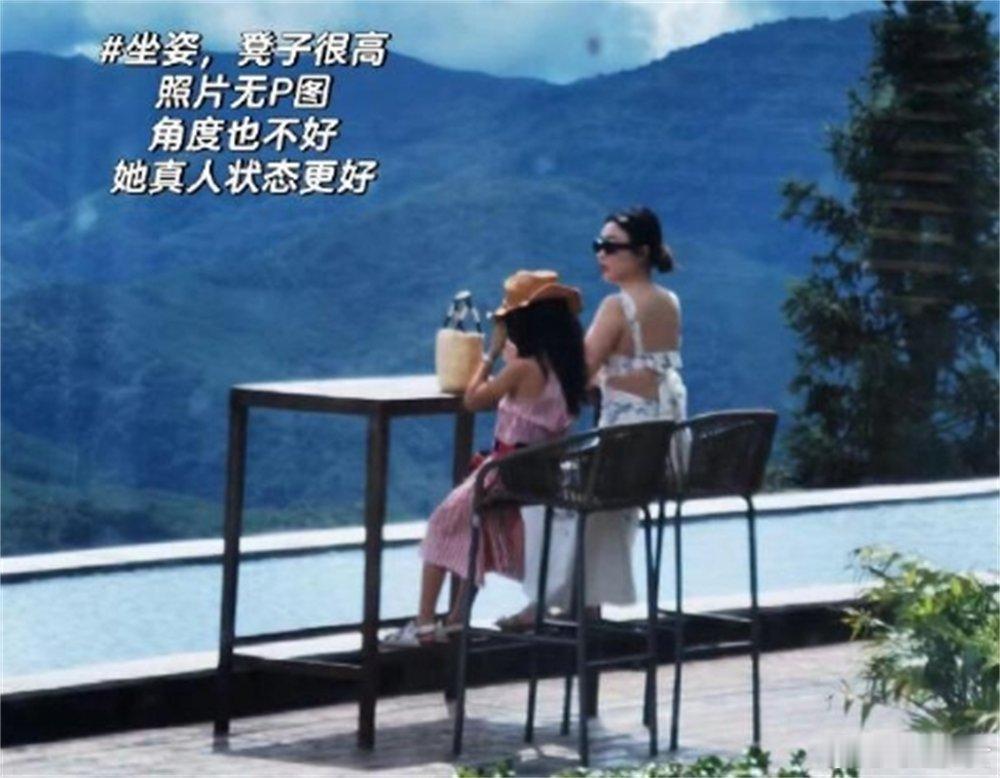 #偶遇霍思燕带女儿喝下午茶#网友偶遇霍思燕带女儿外出喝下午茶，母女俩的打扮都非常